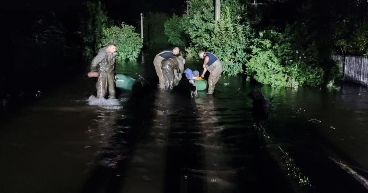 На човнах плавають вулицями: на Банковій розповіли, як Кривий Ріг оговтується від масованого ракетного удару РФ (фото)