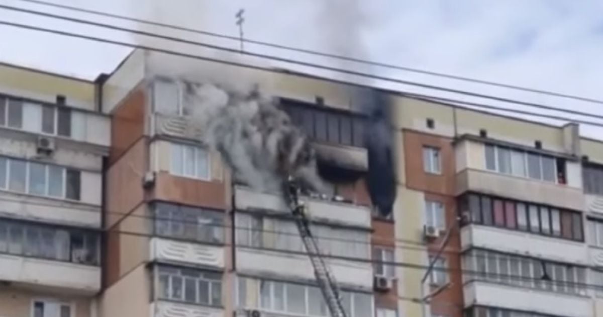 У Києві загорілась квартира у багатоповерхівці: жінка згоріла заживо на балконі