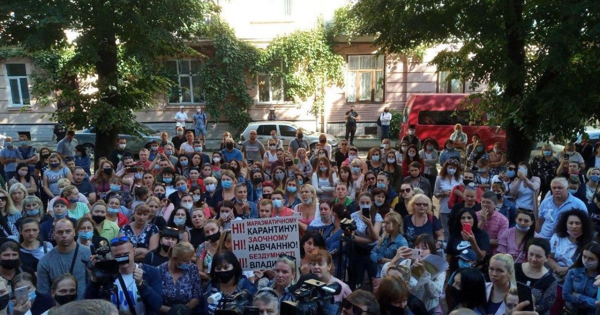 В Черновцах протестующие потолкались с главой области из-за карантина