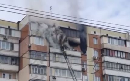У Києві загорілась квартира у багатоповерхівці: жінка згоріла заживо на балконі
