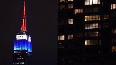 Empire State Building в Нью-Йорке светится цветами флага Франции. / © twitter.com/iwatchedbieber