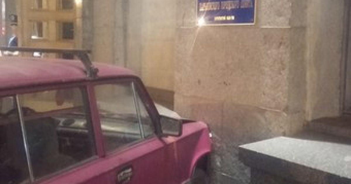Легковушка протаранила здание горсовета