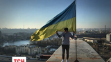 Школьница покоряет крыши и оставляет там украинские флаги