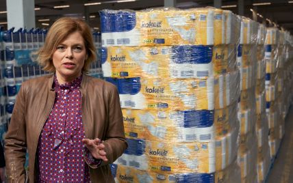 У шкіряній куртці і блузці з яскравим принтом: міністерка сільського господарства Німеччини перевірила запаси туалетного паперу
