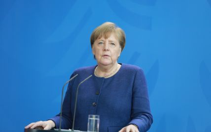 Перший вихід після самоізоляції: Ангела Меркель у синьому жакеті виступила на пресконференції