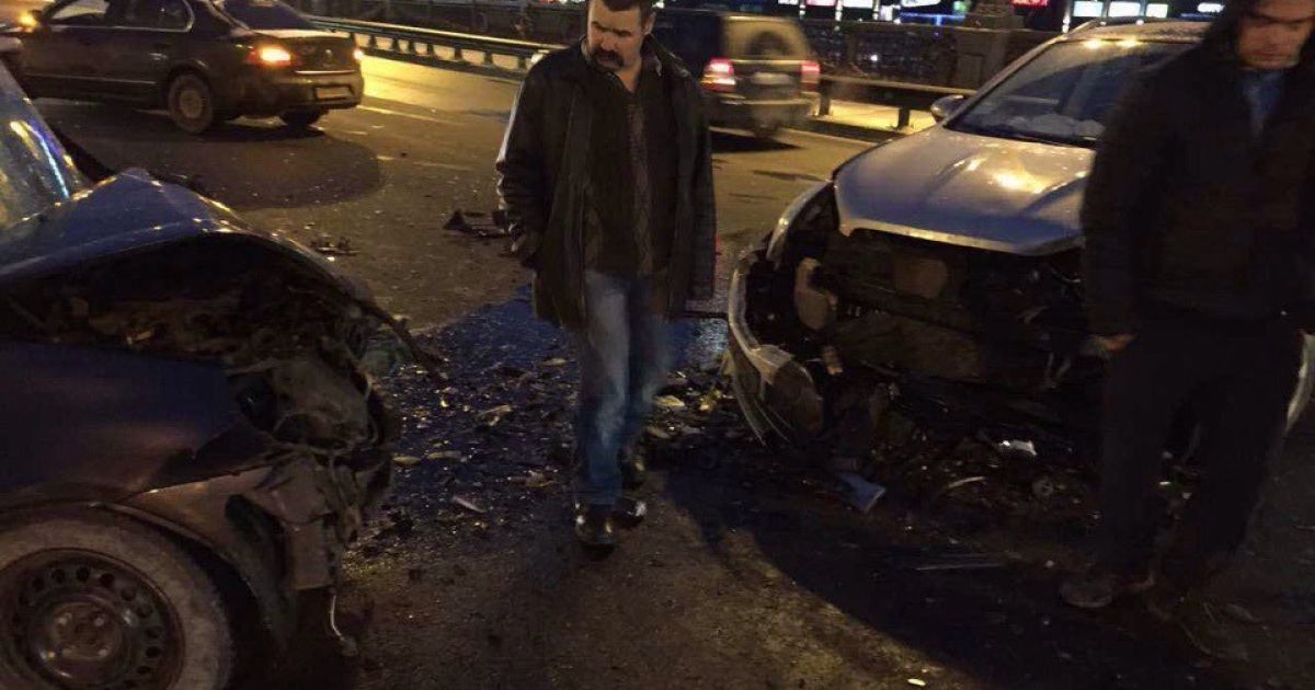 У Києві на мосту Патона лоб у лоб зіткнулись позашляховики, рух транспорту паралізовано