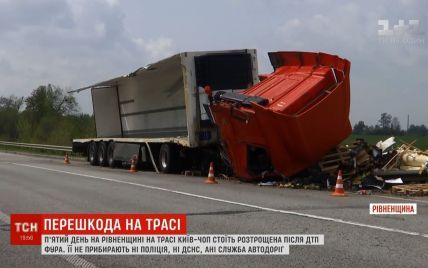 На трассе Киев-Чоп "забыли" разбитую в ДТП фуру