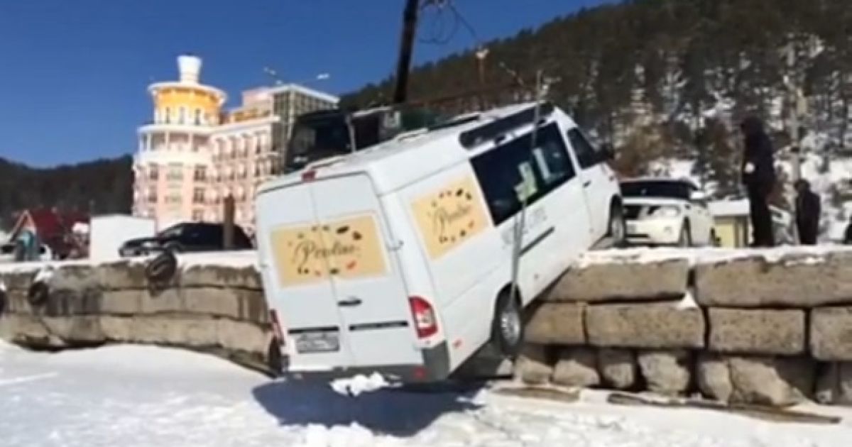 На Байкале сильный ветер сдул микроавтобус с причала