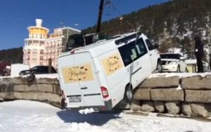 На Байкале сильный ветер сдул микроавтобус с причала