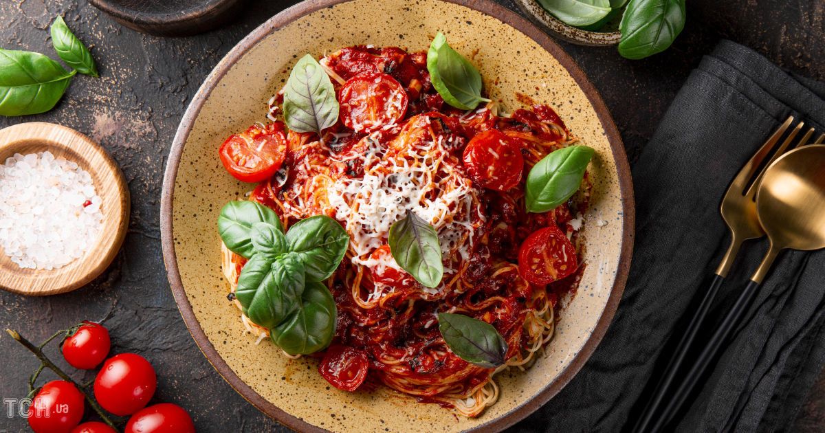 Паста з томатами та моцарелою