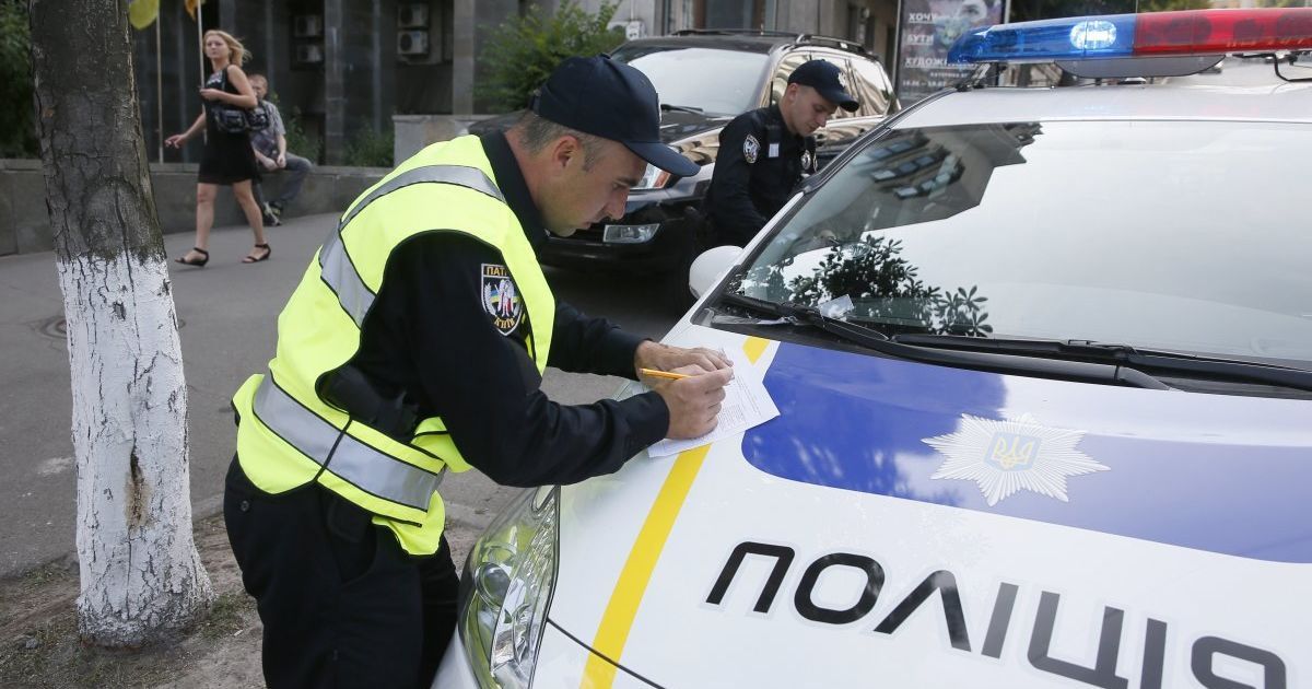 В Киеве водитель уснул за рулем и влетел в светофор