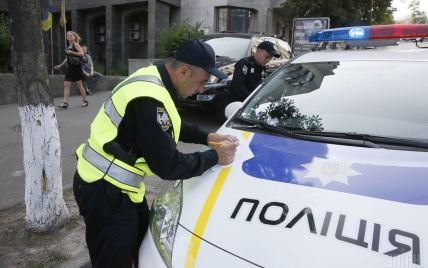 У Києві водій заснув за кермом та влетів у світлофор