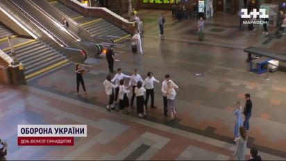 Трогательное видео: выпускники станцевали школьный вальс на Центральном вокзале Киева