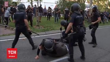 В Испании несколько десятков человек подрались с полицией из-за карантина