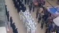 В Китае устроили "марш позора" для нарушителей карантина: их одели в защитные костюмы и провели по улицам города (видео)