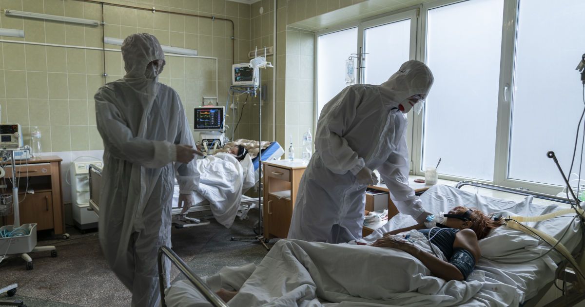 Стало плохо на паре: во Львове спасают студентку, которая из-за коронавируса находится в искусственной коме