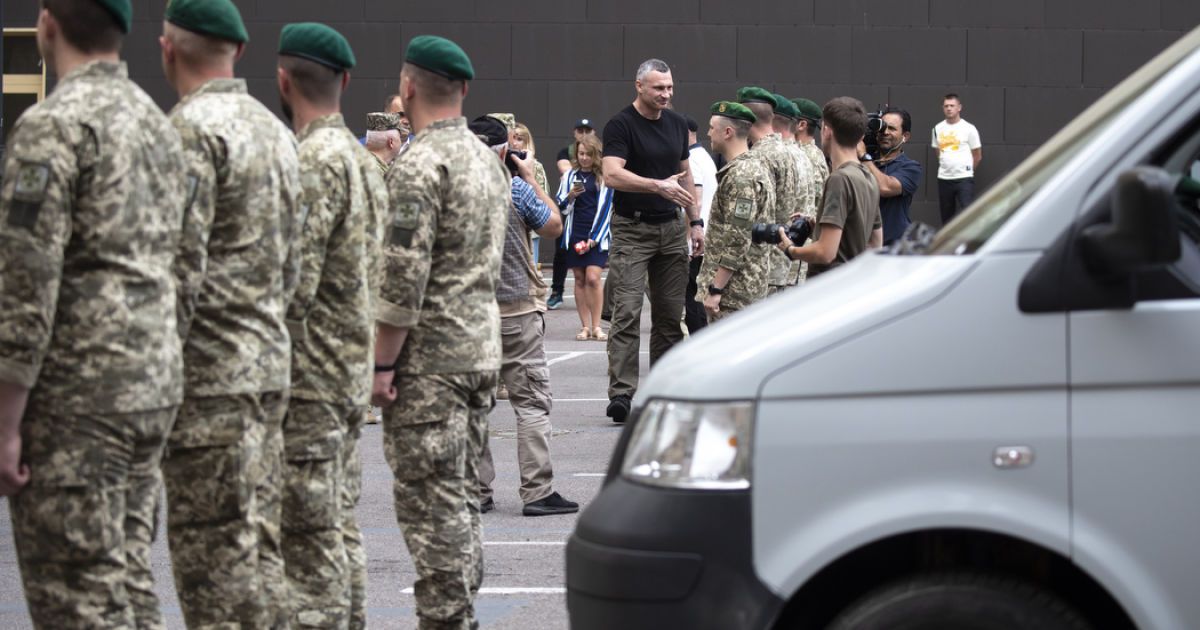 Виталий Кличко передал городским службам партию пожарно-спасательных машин и карет скорой помощи