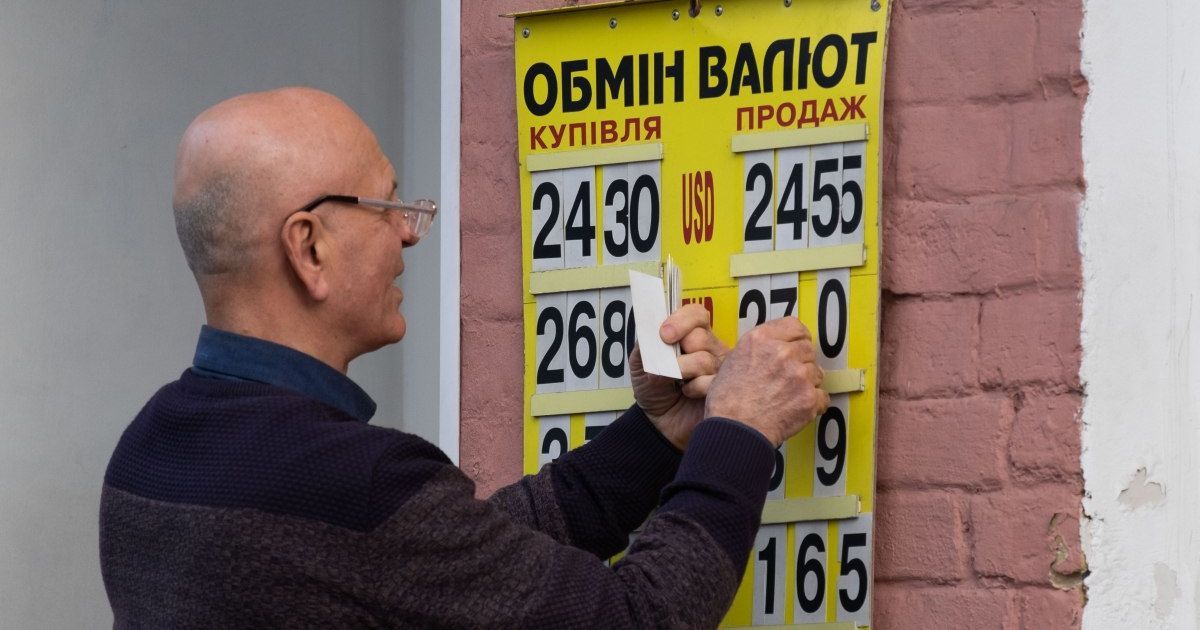 Щоб не привертати надмірну увагу: Нацбанк заборонив обмінникам виставляти табло з курсом валют