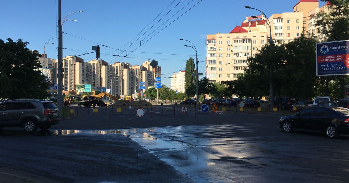 прорив води на героїв сталінграду_1 / © Фото Валерии Ковалинской/ТСН