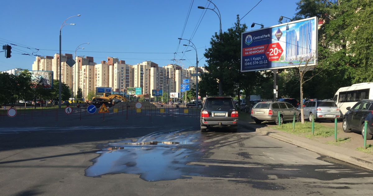 прорив води на героїв сталінграду_3 / © Фото Валерии Ковалинской/ТСН
