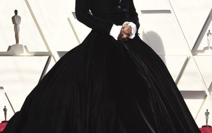 Самый эпатажный образ на "Оскаре": американский актер появился на красной дорожке в пышном бархатном платье