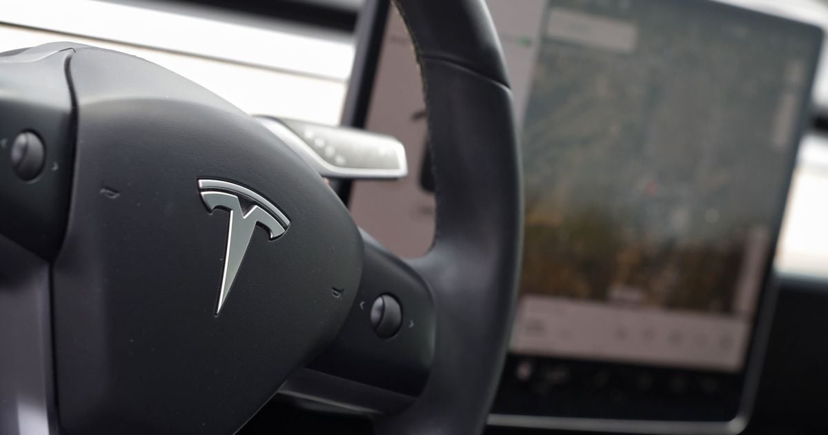Владелец электромобиля Tesla вживил в руку чип-ключ для открывания дверей