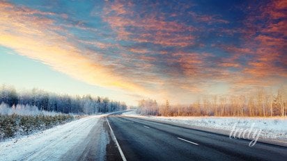 Зимова дорога на заході сонця