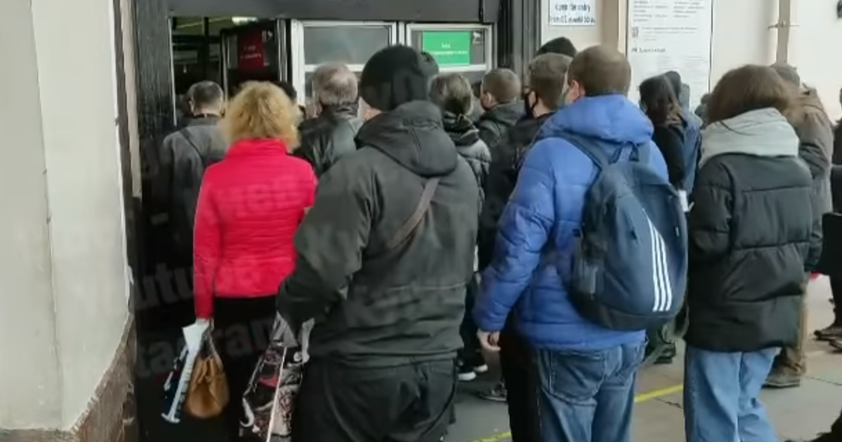 Локдаун у Києві: оприлюднено відео натовпу на метро "Вокзальна"