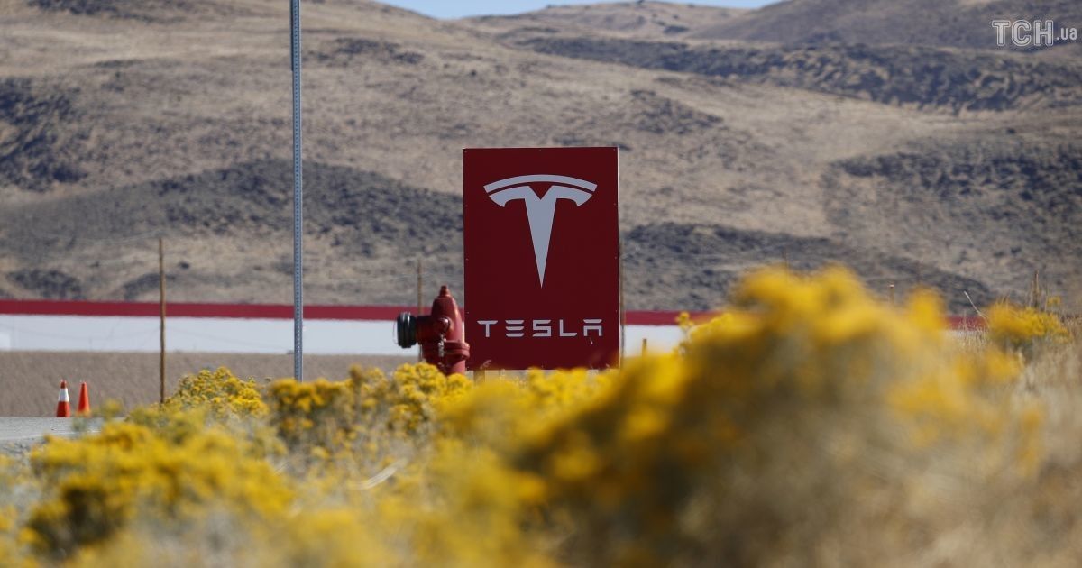 Темношкіра лесбійка подала до суду на Tesla через непідконтрольний расизм та гомофобію