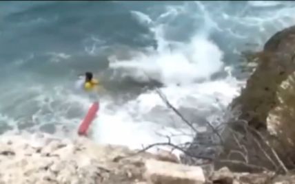 В Сети появилось видео, как спасали украинку в Испании, которая ударилась о скалы и упала в море