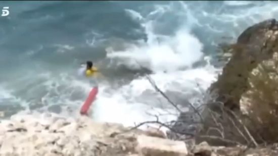 У Мережі з'явилося відео, як рятували українку в Іспанії, яка вдарилася об скелі і впала в море