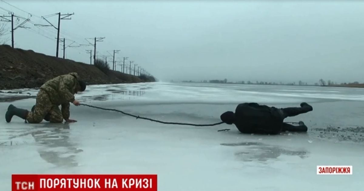 На Запоріжжі юний рибалка пробіг півтора кілометри, аби витягти з-під криги дідуся-односельця