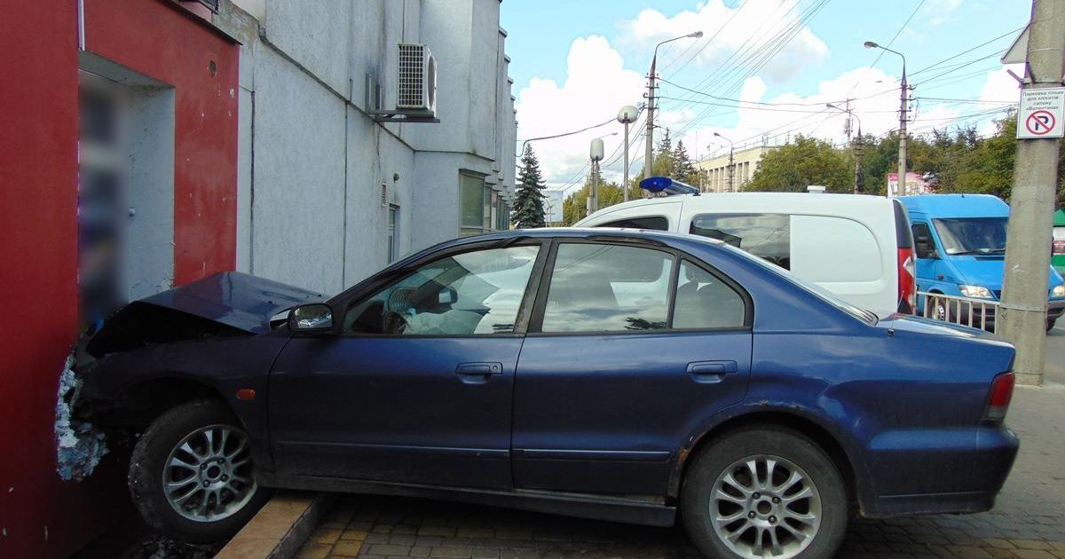 У Чернівцях нетверезий водій потрапив в аварію. Він хотів втекти з місця ДТП і вистрілив у патрульного