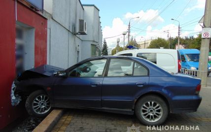 В Черновцах пьяный водитель попал в аварию. Он хотел скрыться с места ДТП и выстрелил в патрульного