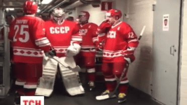 Збірна Росії з хокею вийшла на гру з фінами у футболках з написом СРСР