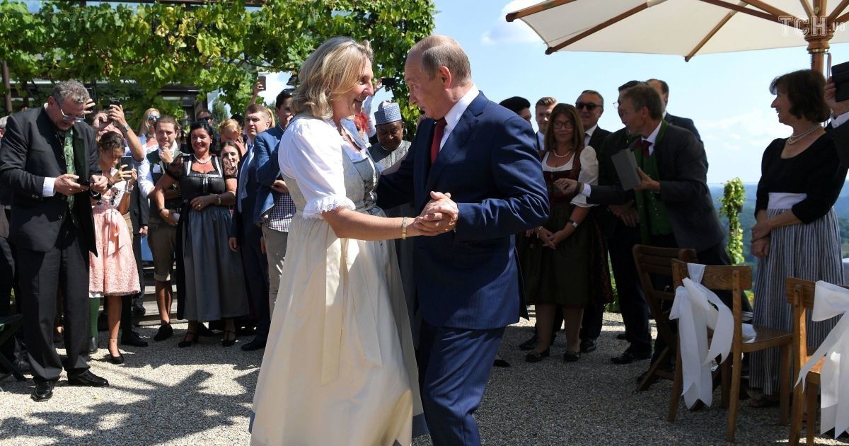 Глава МЗС Австрії пояснила запрошення Путіна на своє весілля