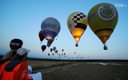 Огромные шары и огни в небе: в Австрии длится яркий чемпионат по воздухоплаванию