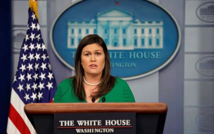 В зеленом платье и без туши под глазами: новый образ пресс-секретаря Белого дома