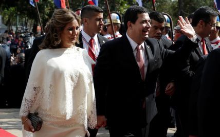 У всьому білому: дружина віце-президента Парагваю прийшла на урочисту церемонію в ефектному образі