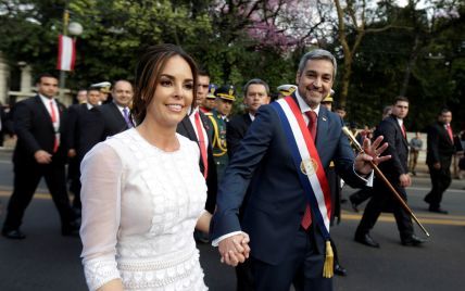 Перша леді Парагваю підкреслила струнку фігуру напівпрозорою сукнею
