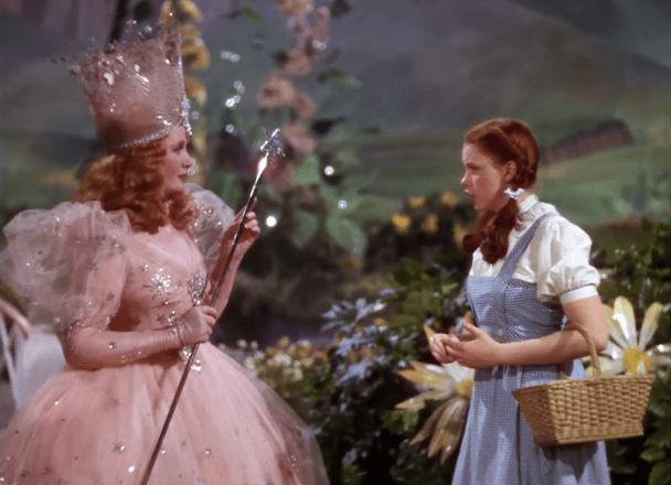 Біллі Берк у ролі Доброї відьми Глінди і Джуді Гарленд у ролі Дороті / © скриншот з відео