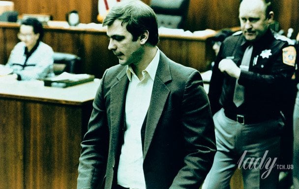 Джеффрі Дамер підходить до столу захисту під час першого дня відбору присяжних на суді, 27 січня 1992 року / © Associated Press