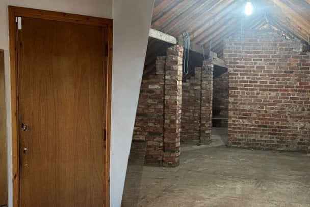 Жінка купила квартиру і виявила дивні двері: що за ними ховалося