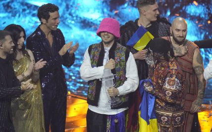 Прапори, квіти і зелений берет: як прикордонники та натовп фанів зустріли Kalush Orchestra в Україні