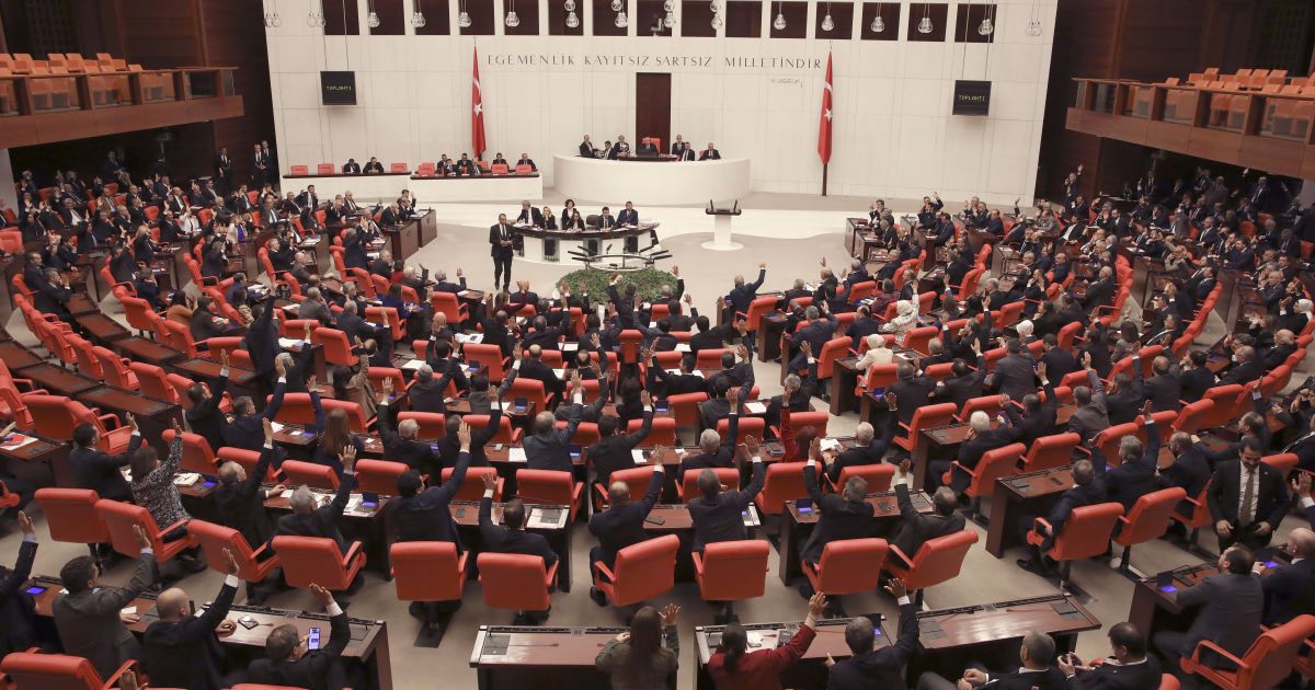 Бійка в парламенті: турецькі депутати влаштували штовханину під час розгляду бюджету (відео)