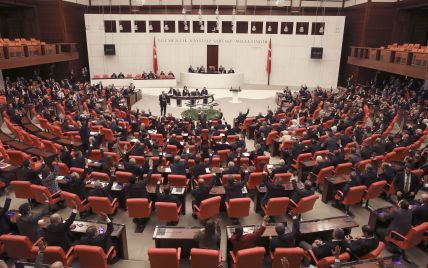 Бійка в парламенті: турецькі депутати влаштували штовханину під час розгляду бюджету (відео)
