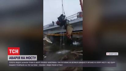 У Вінницькій області краном діставали з річки уламки авто, яке врізалося в опору мосту