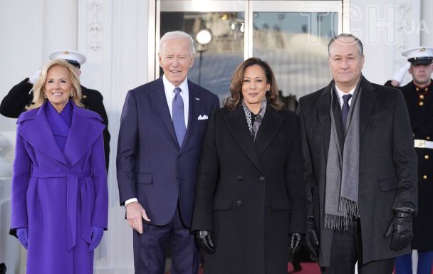 Джо и Джилл Байден, Камала Харрис и  Даг Эмхофф / © Associated Press