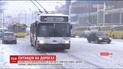 Затори, аварії, заборона в'їзду: столиця страждає від сильного снігопаду