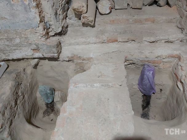 Вчені розкрили лише два стовпи, але їх тут значно більше - ціла система, яка повністю покривала підлогу / © 